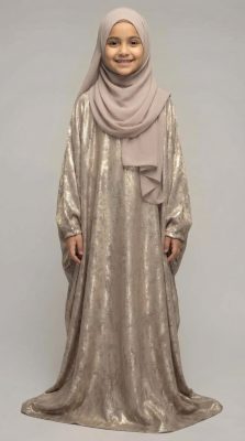 Make your little princess shine at her next special event with our Metallic Gold Abaya Kid. This stunning piece is designed for those moments that require a touch of glamour—whether it’s Eid, a wedding, or a formal family celebration. The fabric catches the light beautifully, ensuring she feels like the star of the show.